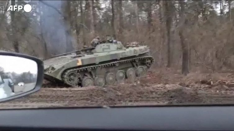 Ucraina, l'esercito schiera i carri armati a nord di Kiev