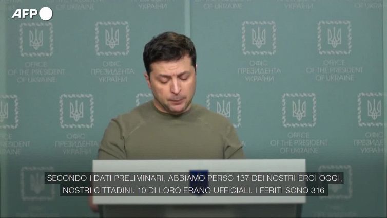 Zelensky: "Chi e' pronto a combattere con noi? Non vedo nessuno"