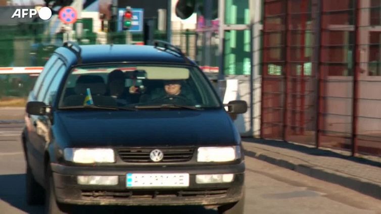 Dall'Ucraina verso la Polonia, in auto molti attraversano il confine dopo l'invasione russa