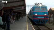 Ucraina, l'arrivo in treno in Polonia di rifugiati da Odessa