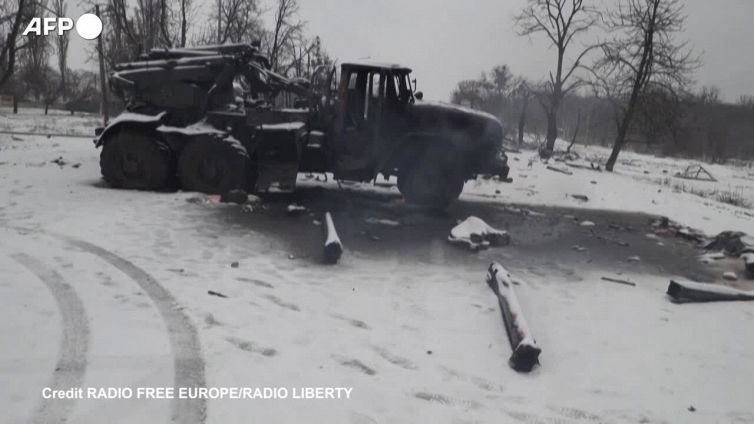 Ucraina, le immagini di un lanciarazzi russo distrutto fuori Kharkiv