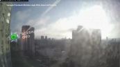 Ucraina, palazzo colpito a Kiev da un missile: una telecamera riprende l'impatto