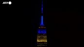 New York, l'Empire State Building illuminato con i colori della bandiera ucraina