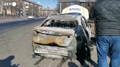 Ucraina, auto della polizia e un altro veicolo a fuoco a Kiev: morto un agente