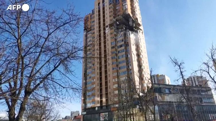 Ucraina, Kiev: il palazzo residenziale colpito da un missile russo