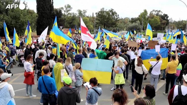 Cipro, ucraini davanti al palazzo presidenziale per la pace