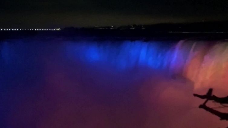 Le cascate del Niagara si tingono di blu e giallo per supportare l'Ucraina