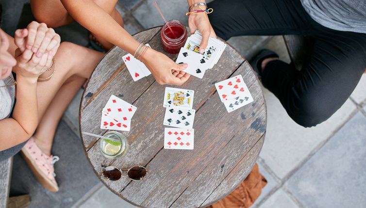 Il paradosso delle tre carte: riesci a indovinare? Il 78% sbaglia