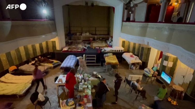 Ucraina, i cittadini di Leopoli si rifugiano in un teatro