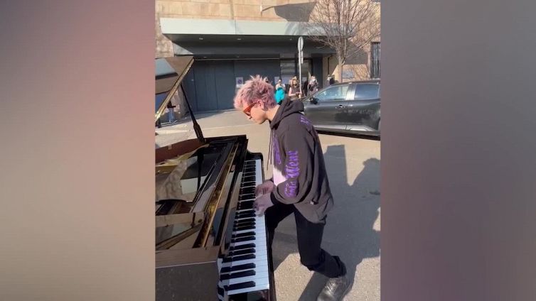 Un pianista suona "Imagine" davanti al consolato ucraino a Milano