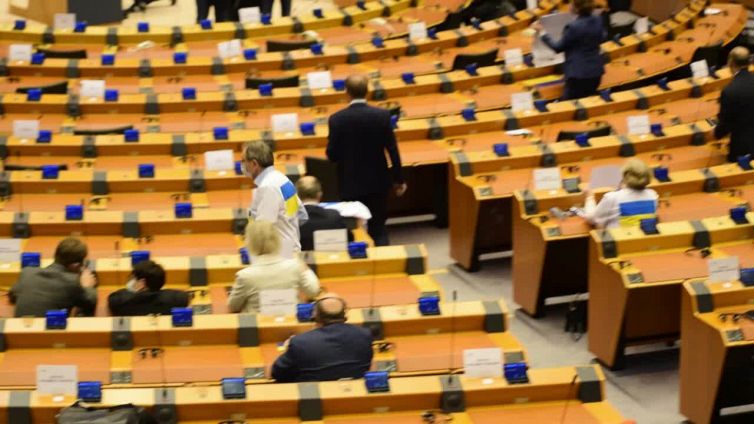 Europarlamentari indossano maglietta con la bandiera ucraina