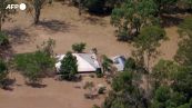 Australia, trova riparo dall'alluvione sul tetto di casa: salvato in elicottero