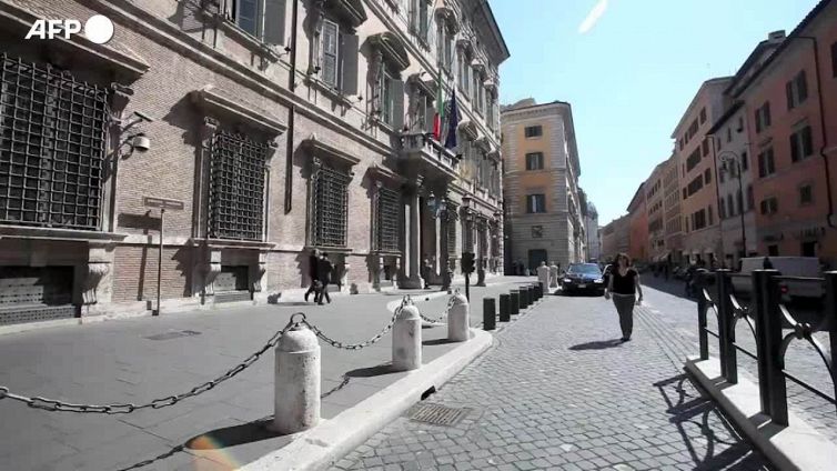 Ucraina, ok del Parlamento all'invio di armi. Draghi: "Non ci voltiamo"