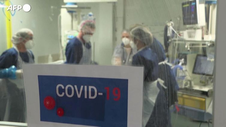 Covid, sempre meno casi ma si temono focolai dalla guerra