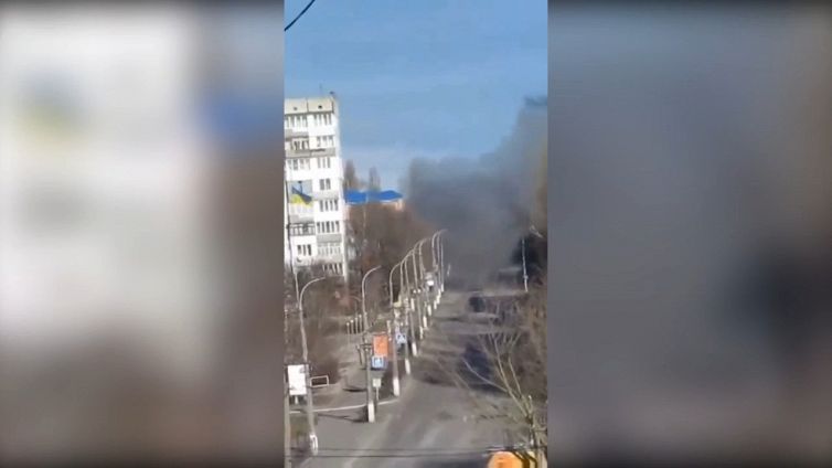 Reporter filma, il carro armato gli spara contro