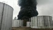 Ucraina, deposito petrolifero colpito dai bombardamenti: impianto in fiamme