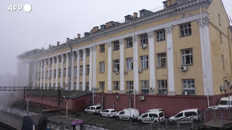 Ucraina, la stazione di Kiev danneggiata dal conflitto