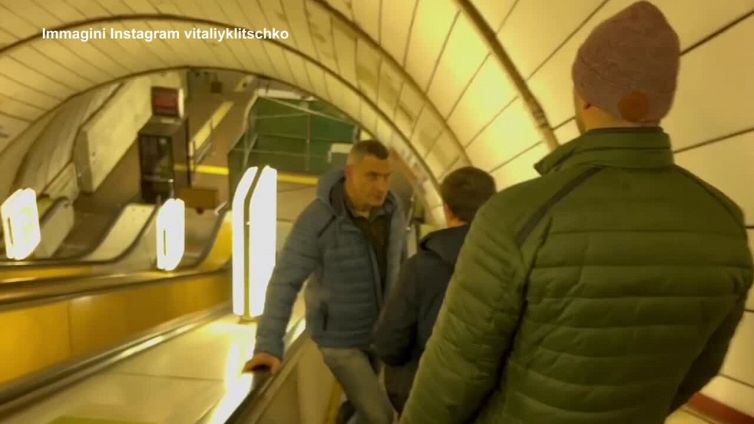 Ucraina, il sindaco di Kiev visita le persone rifugiate nella metropolitana