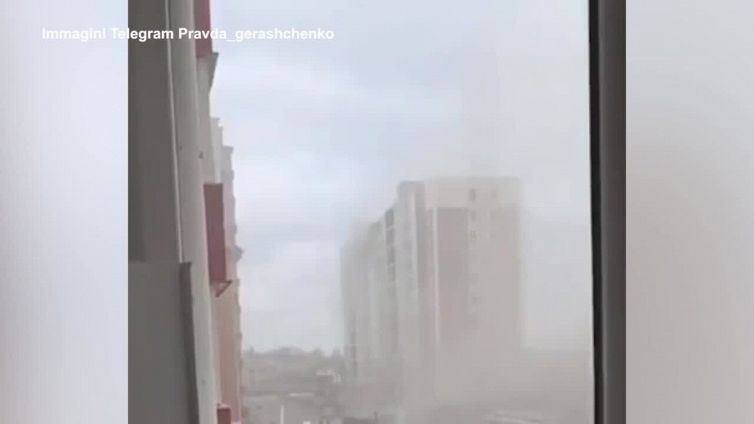 Ucraina, bombardato un edificio residenziale a Gostomel