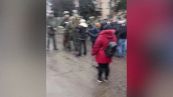 Cittadini scandiscono "Ucraina, Ucraina" davanti ai militari russi a Novopskov