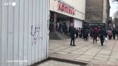 Ucraina, code fuori dai supermercati a Kherson per i beni di prima necessita'