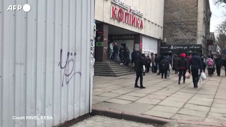 Ucraina, code fuori dai supermercati a Kherson per i beni di prima necessita'