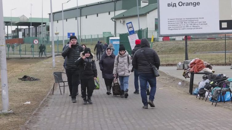 Ucraina, esodo in Polonia dei profughi dalle frontiere di Maryka e Dothobyczow