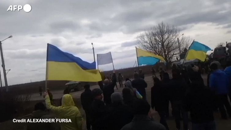 Ucraina, Chaplynka: i soldati russi sparano in aria per disperdere i manifestanti