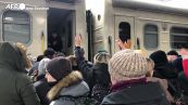 Ucraina, fuga da Kiev: folla alla stazione ferroviaria