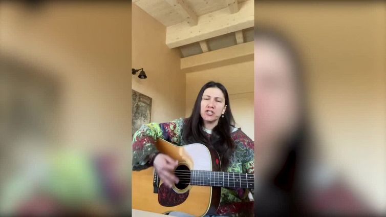 Elisa canta 'Zombie' contro la guerra in Ucraina