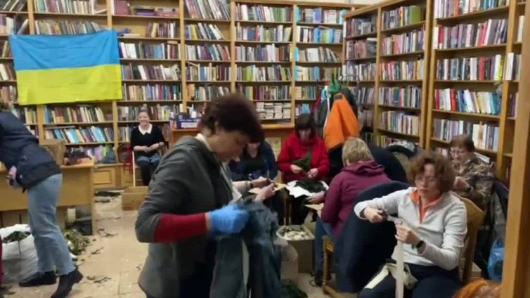 Ucraina, nella biblioteca di Leopoli si cuciono mimetiche