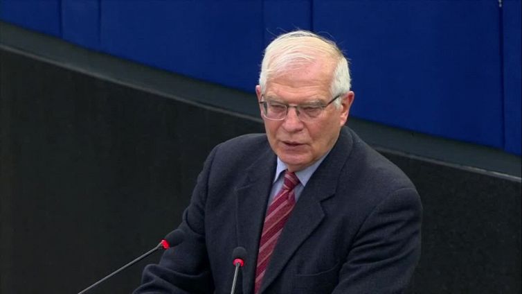 Borrell: "Abbassate i riscaldamenti, serve impegno come con il Covid"