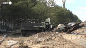 Ucraina, mezzi corazzati distrutti dopo un attacco aereo russo
