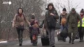 Ucraina, rifugiati salgono su un treno per Varsavia