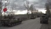 Ucraina, su un carro armato russo sventola la bandiera sovietica