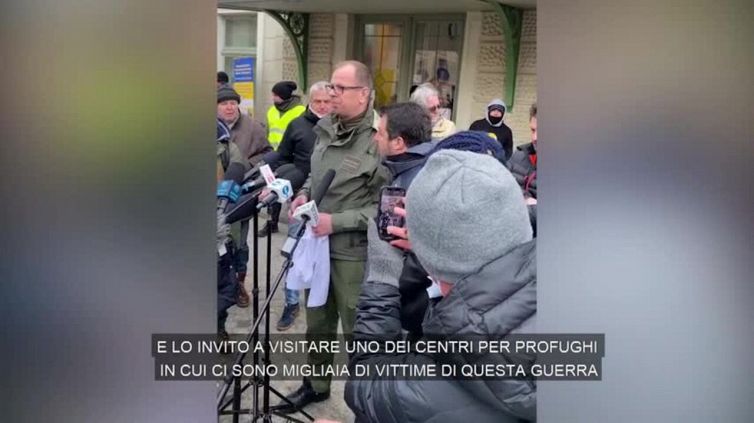 Ucraina, Salvini contestato in Polonia: "Ecco una maglietta del suo amico Putin"