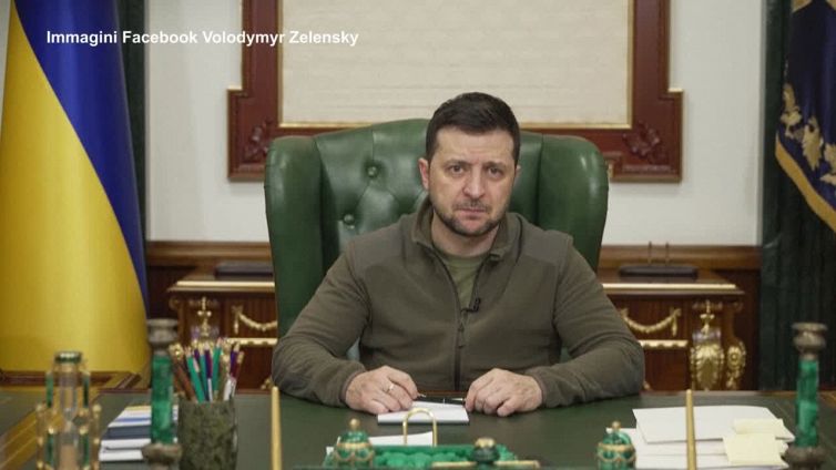 Ucraina, Zelensky: "Il bombardamento a Mariupol e' la prova che il genocidio e' in corso"