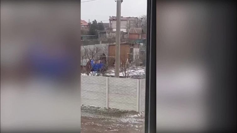 L'altro volto della guerra: soldati russi rubano galline da un pollaio ucraino