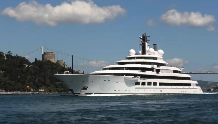 Mistero su un mega yacht ormeggiato in Italia: è di Putin?