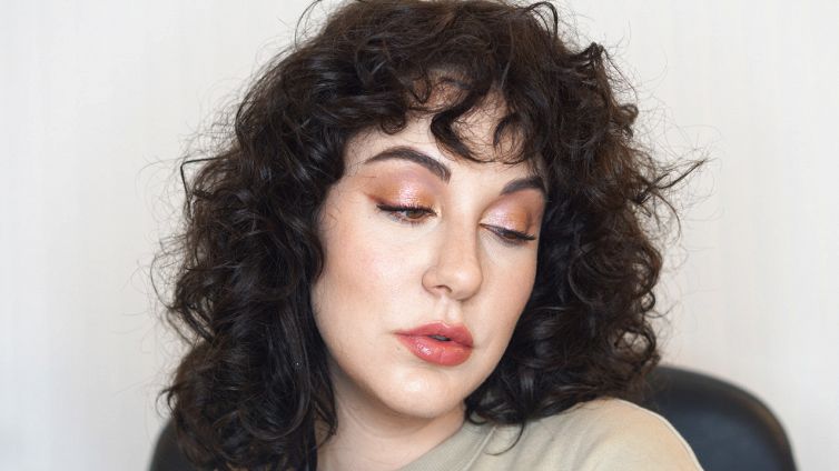 Trucco delicato e luminoso oro e rosa antico