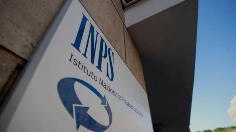 Sms accredito 930 euro sul conto, ma è una truffa: come difendersi