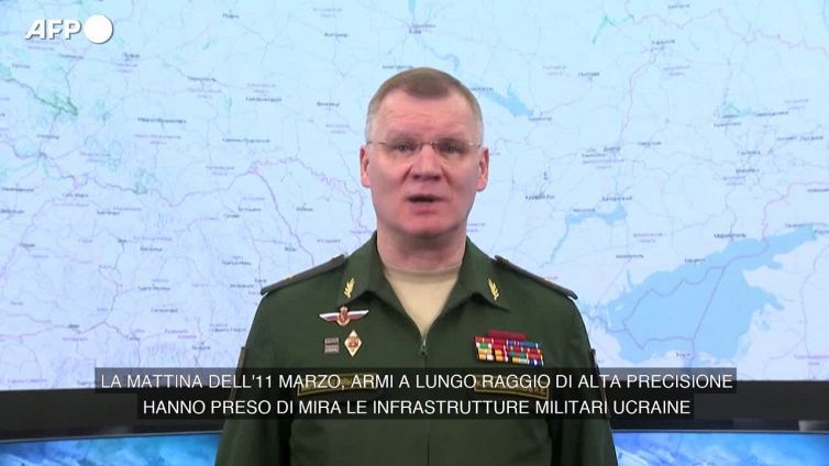Ucraina, Mosca: "Fuori servizio gli aeroporti militari di Ivano-Frankivsk e Lutsk"