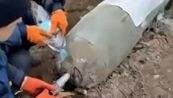 Artificieri ucraini disinnescano bomba russa con una bottiglietta d'acqua