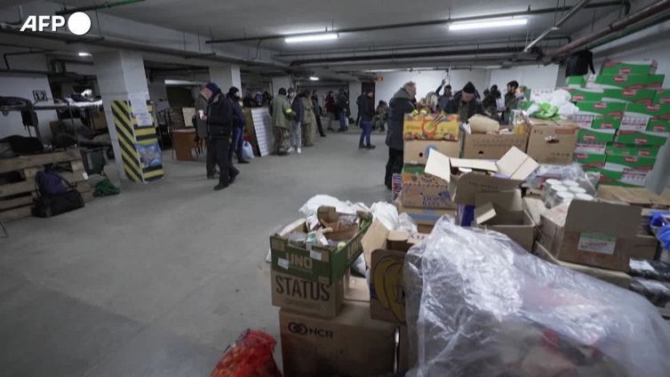 Ucraina, un istruttore finlandese addestra i volontari in un rifugio sotterraneo