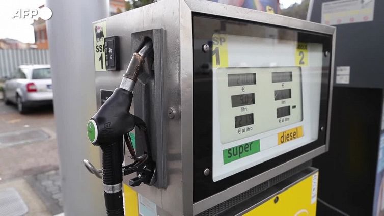 Il governo studia un piano anticrisi, sconti su benzina e bollette
