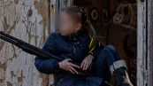 Ucraina, l'emblematica storia della bimba col fucile in mano e il lecca lecca