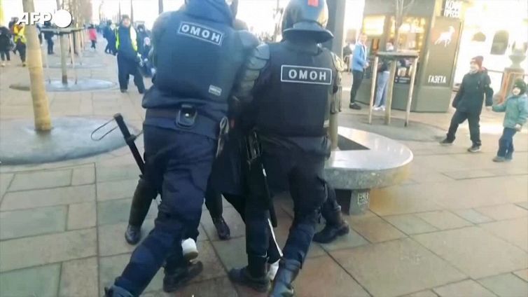 Ucraina, a San Pietroburgo la polizia arresta i manifestanti contro la guerra