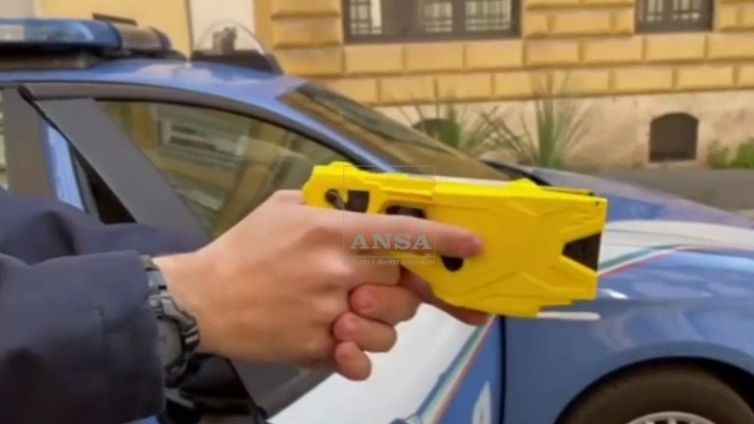 Il taser in dotazione alle forze di polizia in 18 citta'