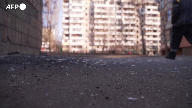 Ucraina, la disperazione tra i residenti del palazzo colpito a Kiev