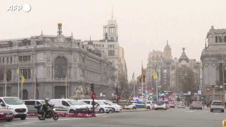 Spagna, Madrid ricoperta da uno strato di sabbia arancione proveniente dal Sahara